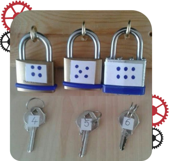 Tres candados de llave tradicionales y sus llaves usados como ejemplo en un escape room. Tres candados de llave tradicionales y sus llaves usados como ejemplo en un escape room.